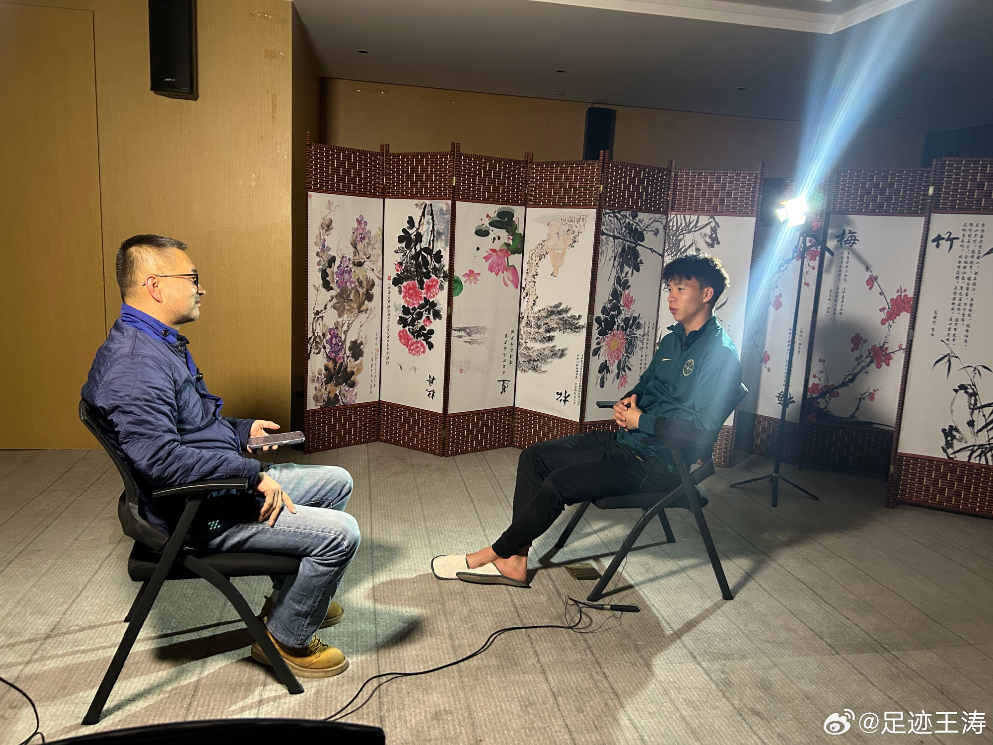  記者：王鈺棟視韋世豪為偶像&想加他微信，現(xiàn)進了國足不知加到沒