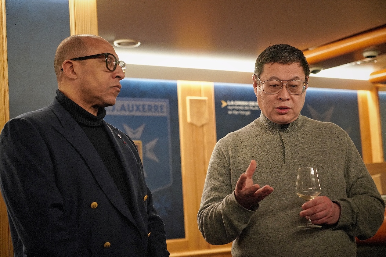  法國(guó)足協(xié)主席迪亞洛做客歐塞爾，并與董事會(huì)主席周云杰會(huì)晤