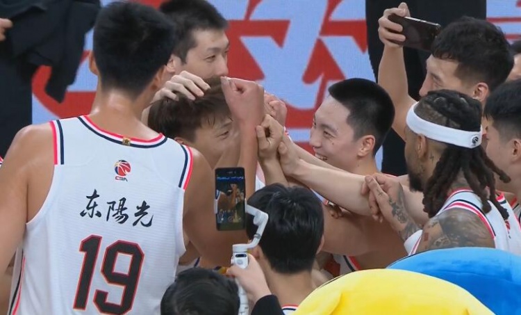  淚目！賽后廣東隊將趙睿圍在中間碰拳