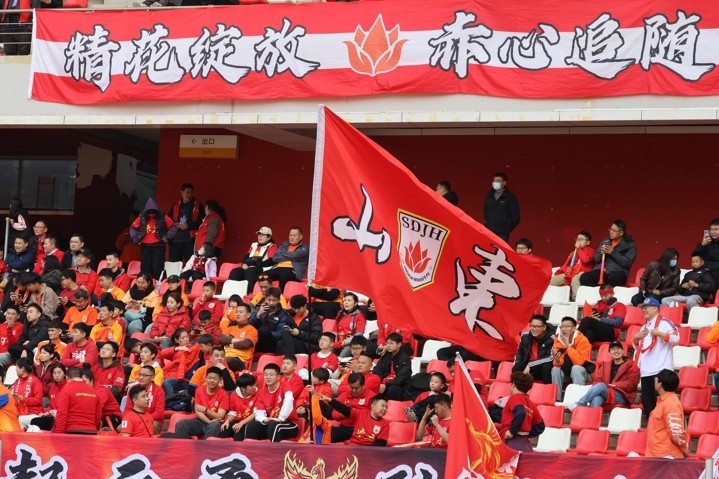 主場上萬名球迷的吶喊助威，給山東體彩女足征戰(zhàn)女超增添了能量與動力