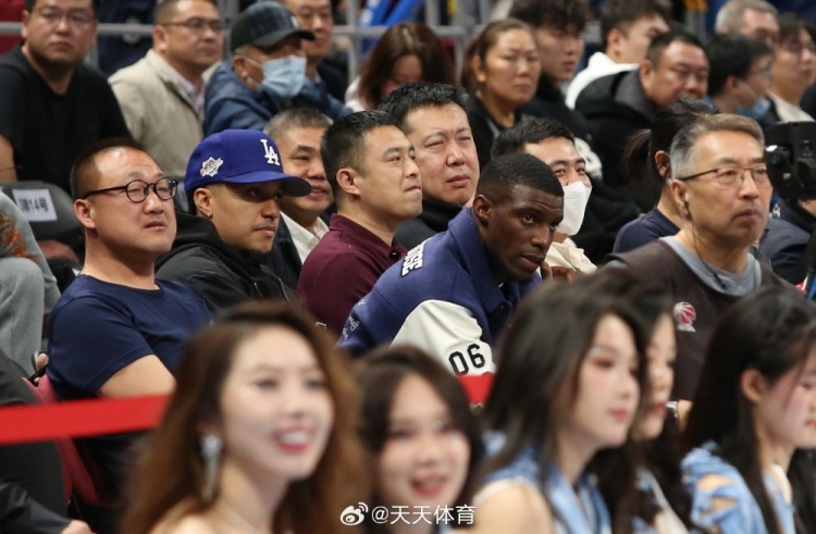  真籃球迷！國安外援法比奧攜玉昆外援科斯塔來到五棵松觀戰(zhàn)CBA