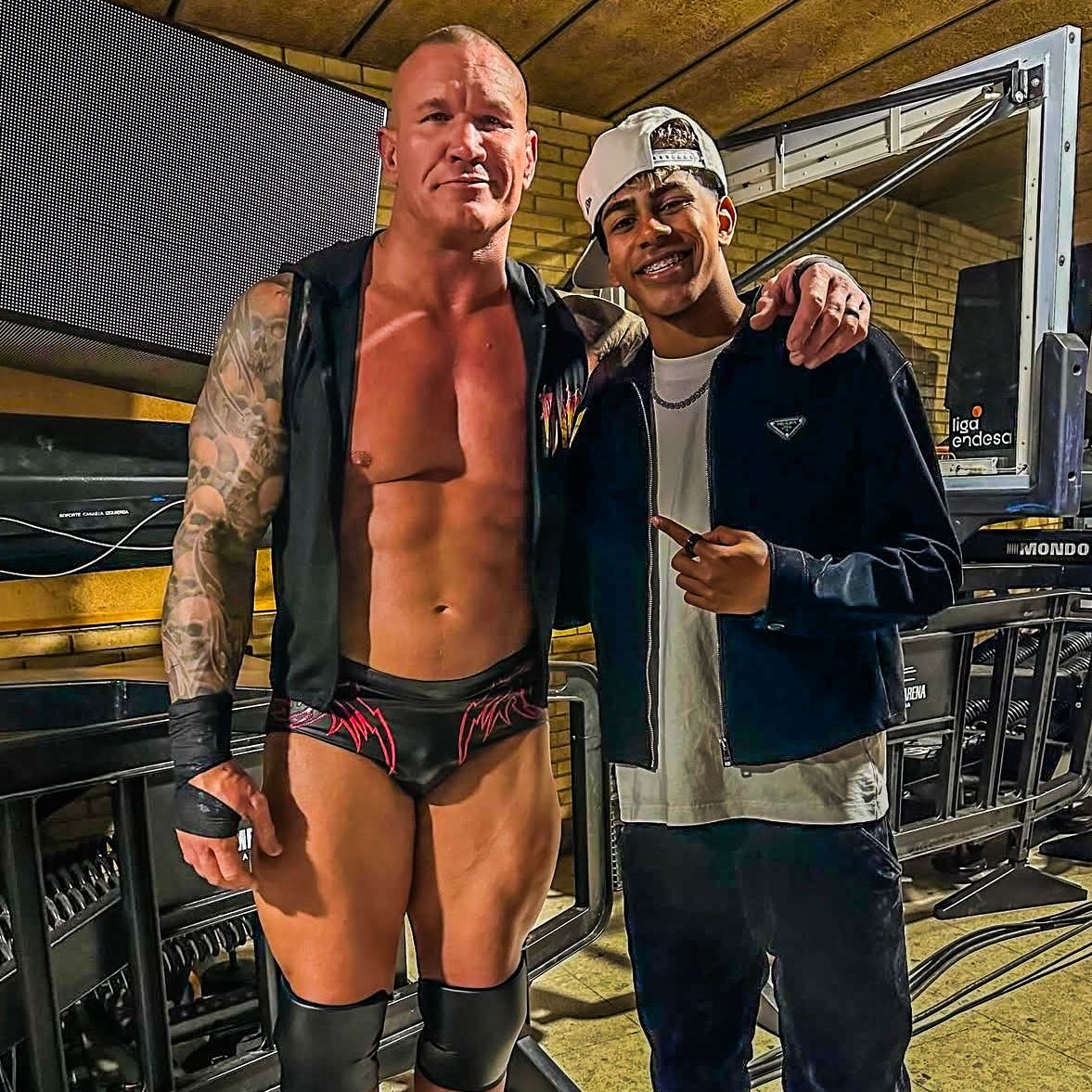  小心RKO！亞馬爾現(xiàn)場觀戰(zhàn)WWE，和奧爾頓、Triple H等合影