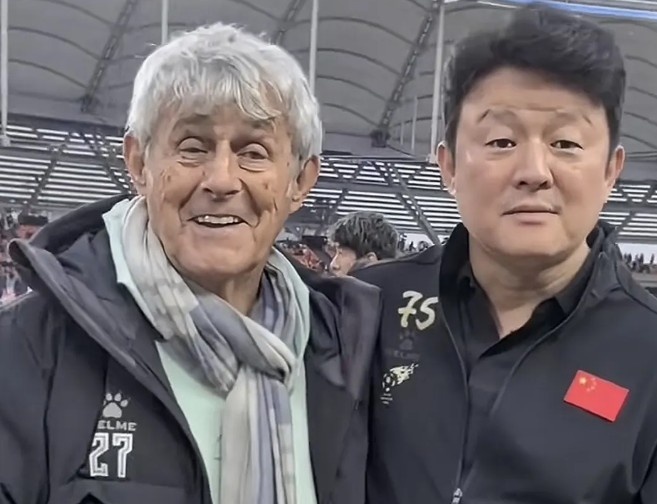  有點(diǎn)像？米盧差點(diǎn)將青島籍演員張磊誤認(rèn)為是孫繼海