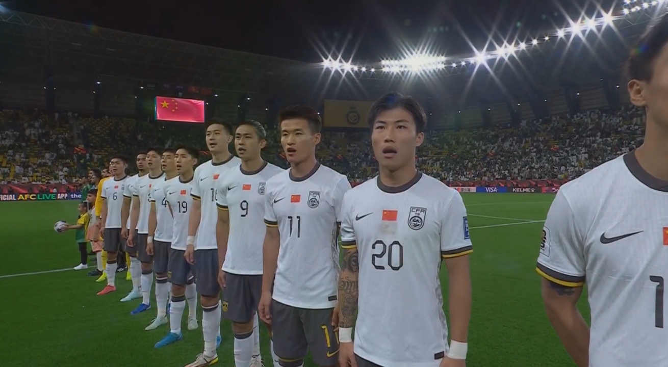  大戰(zhàn)一觸即發(fā)！賽前國(guó)歌儀式，國(guó)足首發(fā)11人高唱國(guó)歌