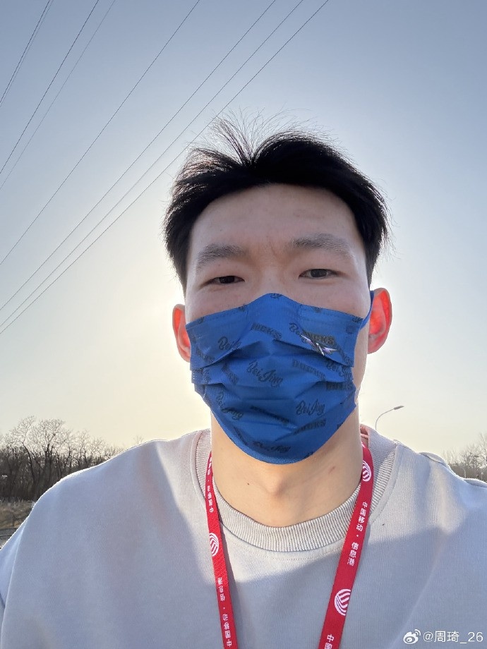  悠閑！周琦騎京牌電動(dòng)車出行：太陽(yáng)出來了 開京牌兜兜風(fēng)！