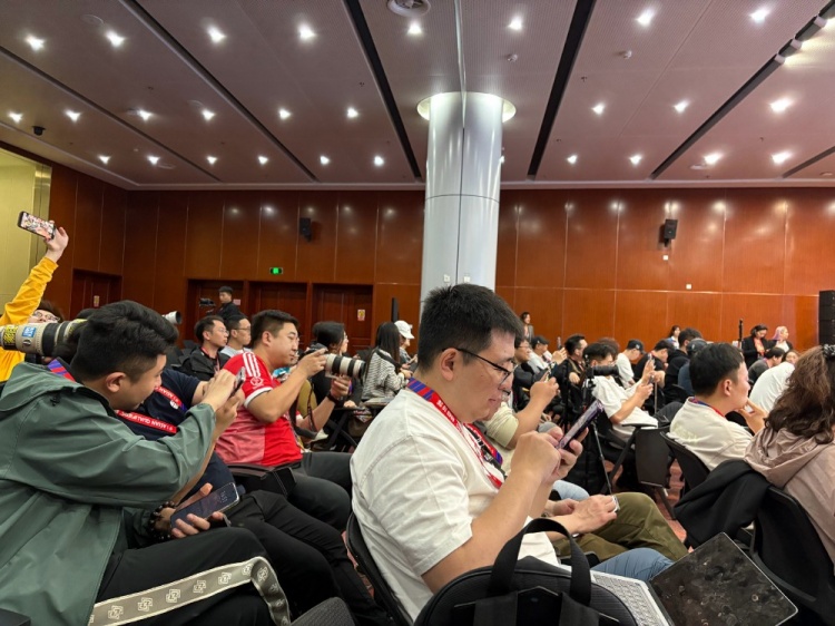  萬(wàn)眾矚目！記者擠滿國(guó)足賽前新聞發(fā)布廳，賽場(chǎng)記者預(yù)計(jì)超300人
