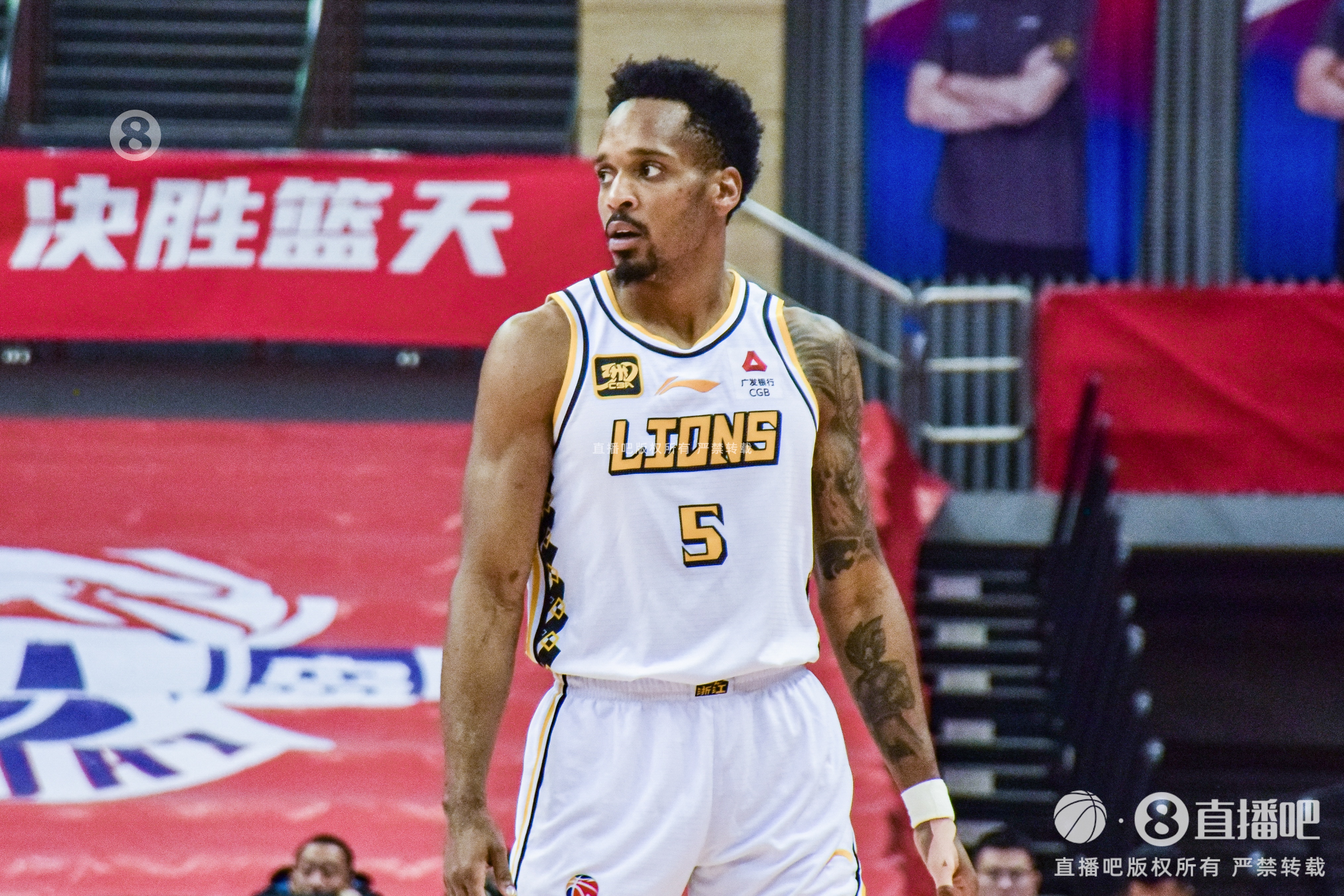 得分保障！小巴里-布朗17中9&三分9中4砍28分 末節(jié)11分助隊取勝