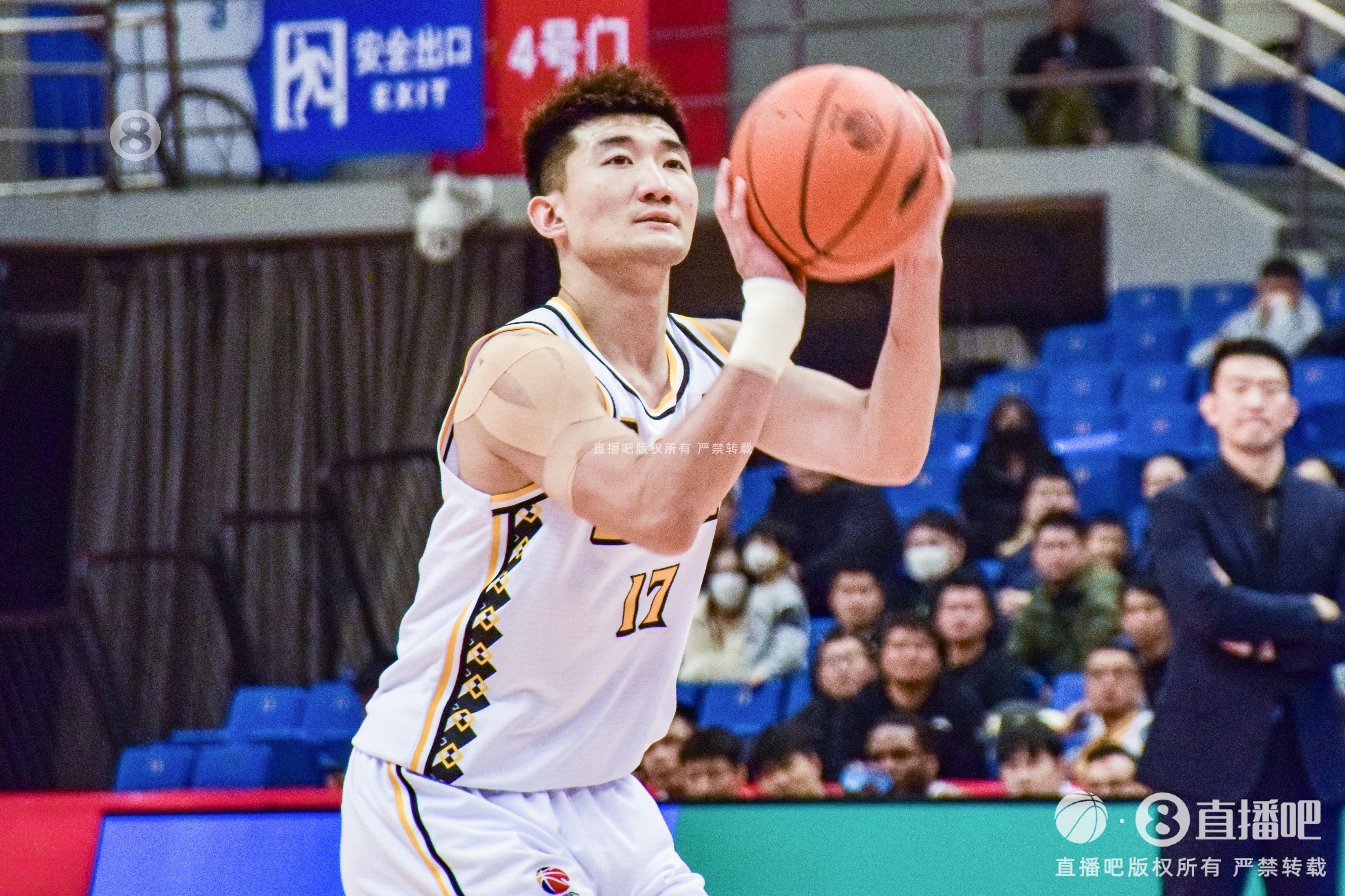  早日康復！探長：孫銘徽已經(jīng)脫掉保護靴 可以正常走路